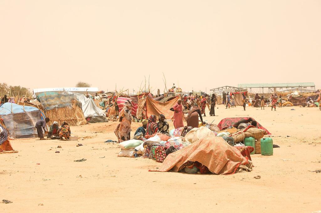 Sudanese refugees arrive at the Tiné border crossing in eastern Chad after fleeing violence in Sudan’s North Darfur region. (file photo)